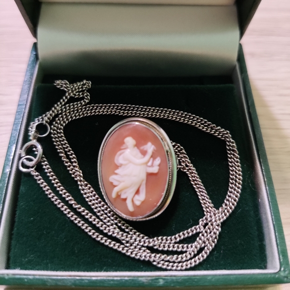 Vintage silver mounted cameo pendant brooch on an 18in silver chain - Picture 3 of 4